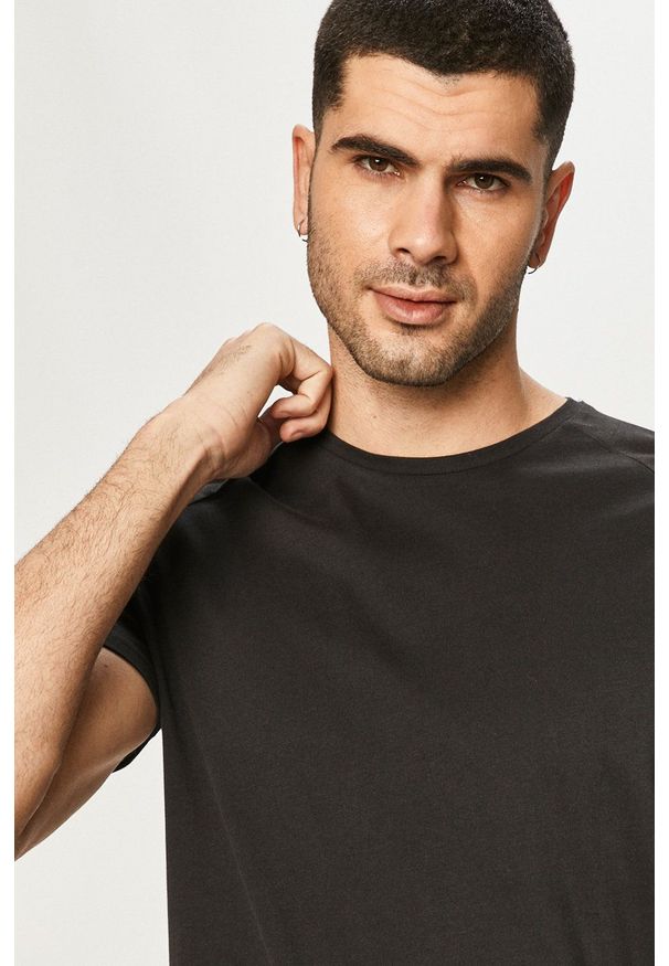 Jack & Jones - T-shirt. Okazja: na co dzień. Kolor: czarny. Materiał: dzianina. Wzór: gładki. Styl: casual