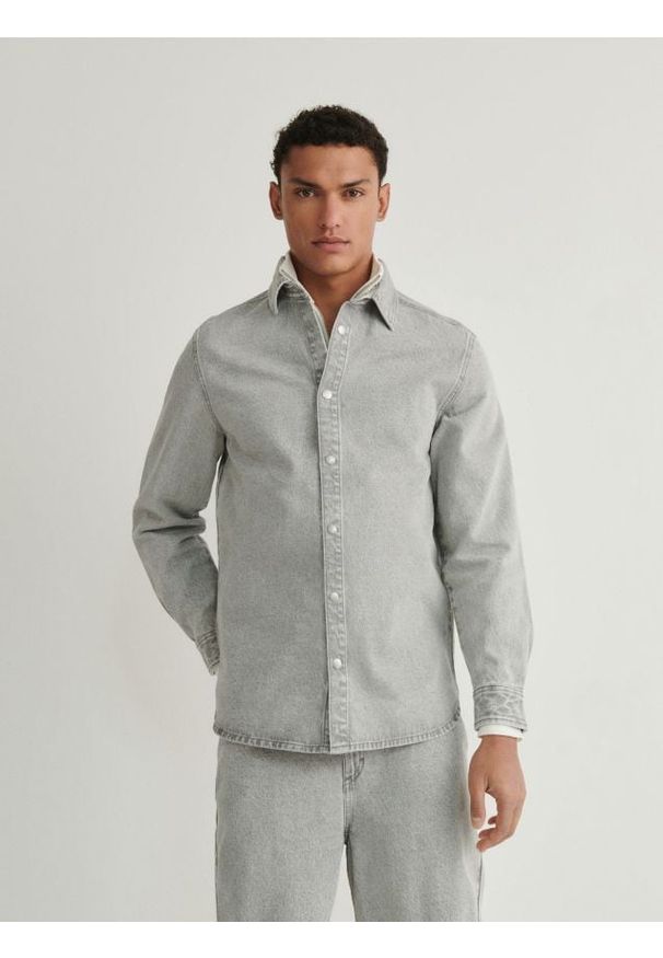 Reserved - Denimowa koszula comfort fit - jasnoszary. Kolor: szary. Materiał: denim