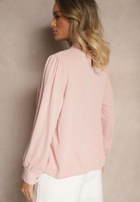 Renee - Różowa Bluzka z Ozdobnymi Perełkami i Falbaną Mirretis. Okazja: na co dzień, na spotkanie biznesowe. Kolor: różowy. Materiał: jeans. Wzór: aplikacja. Styl: biznesowy, casual #5