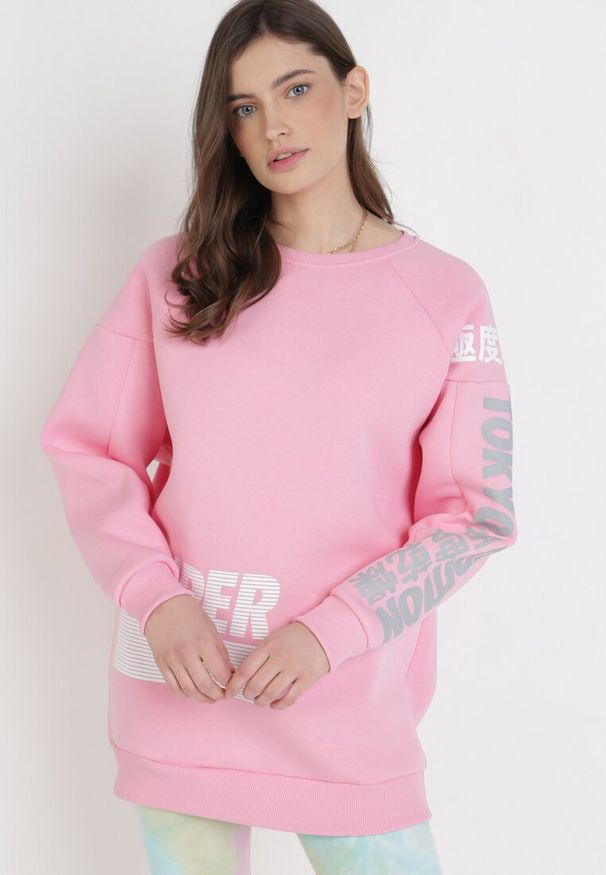 Born2be - Jasnoróżowa Bluza Hysephila. Kolor: różowy. Materiał: jeans. Długość: długie. Wzór: napisy, nadruk