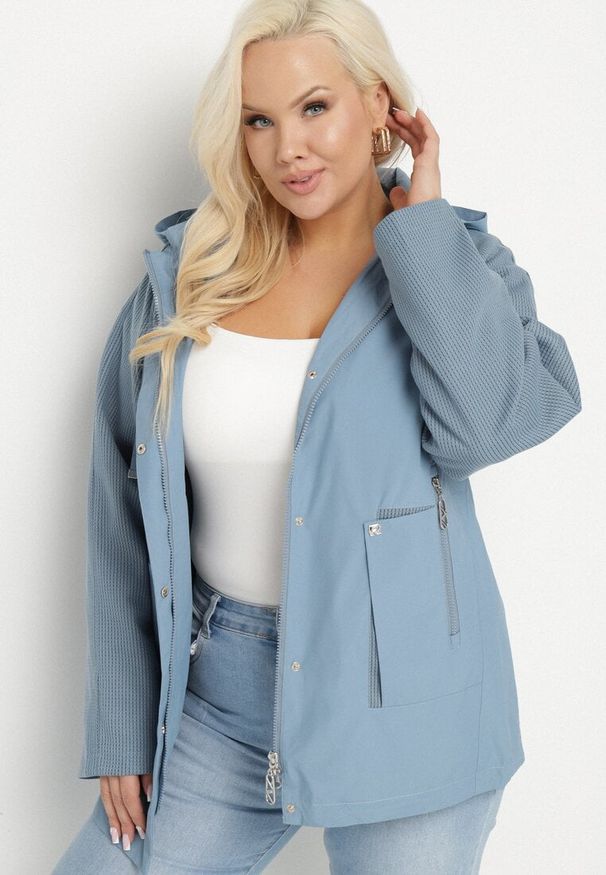 Born2be - Niebieska Kurtka Wiatrówka z Odpinanym Kapturem i Ściągaczami Arseli. Okazja: na co dzień. Kolekcja: plus size. Kolor: niebieski. Materiał: poliester, tkanina, jeans. Długość rękawa: długi rękaw. Długość: długie. Styl: elegancki, casual