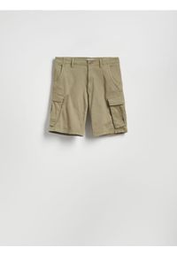 Reserved - Szorty cargo - zielony. Kolor: zielony. Materiał: bawełna, tkanina #1