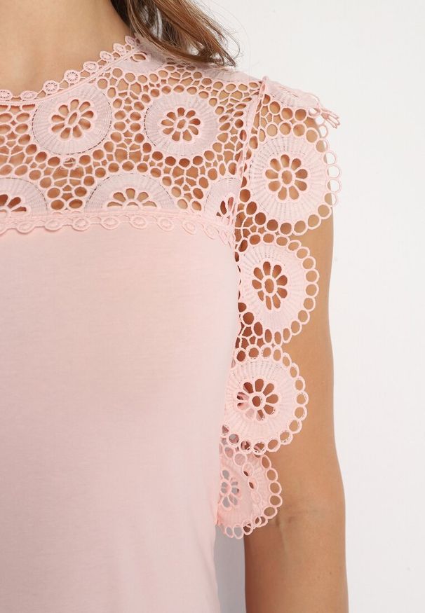Born2be - Jasnoróżowa Bawełniana Bluzka Top z Koronką przy Dekolcie Zapinana na Guziki Venidia. Okazja: na spotkanie biznesowe. Kolor: różowy. Materiał: bawełna, koronka. Długość rękawa: krótki rękaw. Długość: krótkie. Wzór: koronka. Sezon: lato. Styl: biznesowy