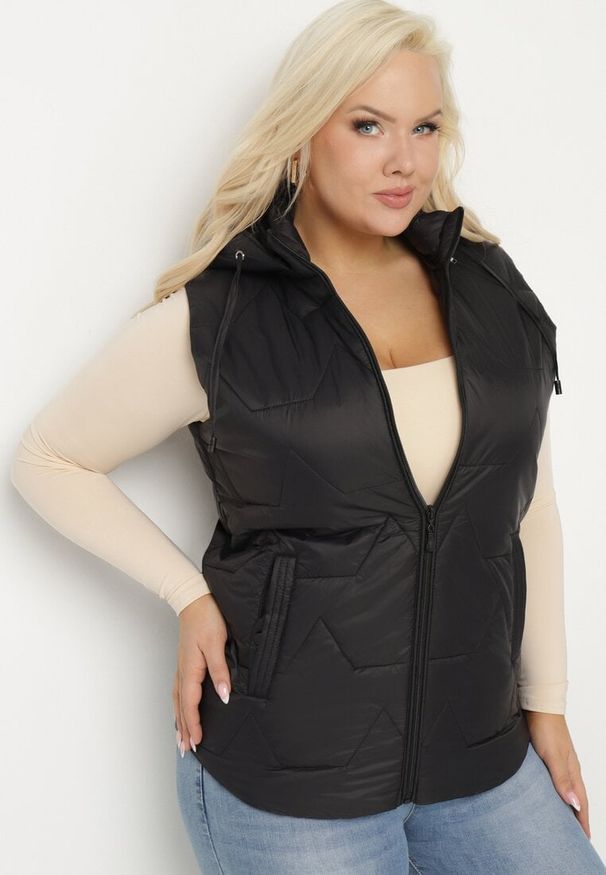 Born2be - Czarna Kamizelka z Pikowanymi Przeszyciami i Odpinanym Kapturem Delastris. Okazja: na spacer, na co dzień. Kolekcja: plus size. Kolor: czarny. Materiał: jeans. Styl: casual, elegancki