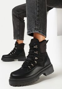 Born2be - Czarne Traperki na Płaskiej Podeszwie z Protektorem Ozdobione Przeszyciami Airana. Wysokość cholewki: za kostkę. Kolor: czarny. Szerokość cholewki: normalna. Wzór: aplikacja. Obcas: na płaskiej podeszwie #1