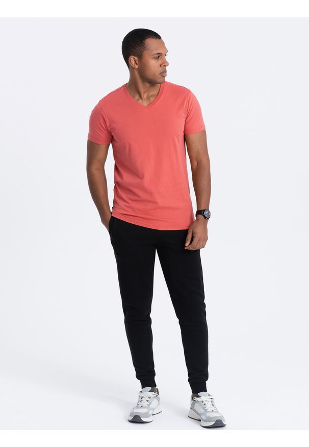 Ombre Clothing - Bawełniana klasyczna męska koszulka z dekoltem w serek BASIC - różowa V12. Typ kołnierza: dekolt w serek. Kolor: różowy. Materiał: bawełna. Styl: klasyczny