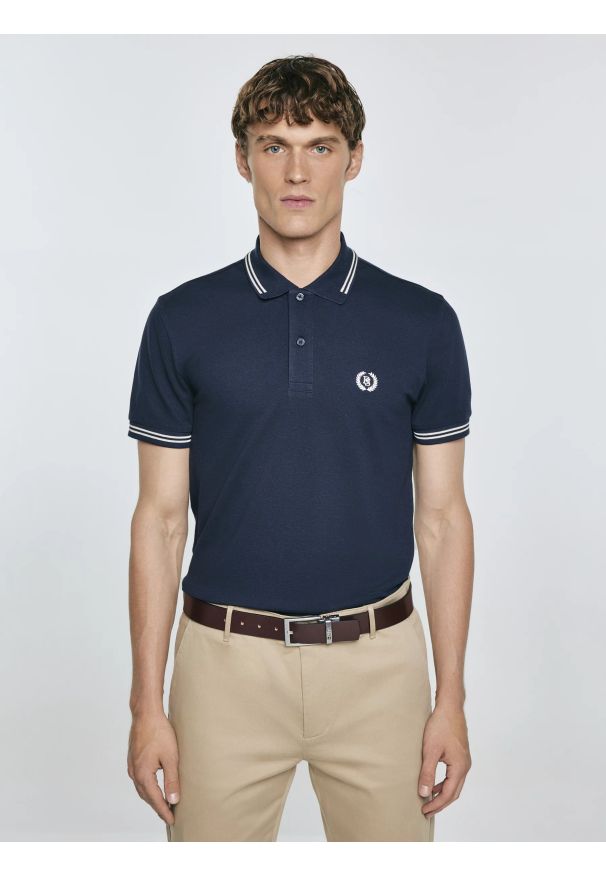 Big-Star - Koszulka męska polo granatowa Poller 403. Okazja: na co dzień. Typ kołnierza: polo. Kolor: niebieski. Materiał: dzianina, materiał, jeans. Wzór: aplikacja, ze splotem, haft. Styl: sportowy, casual