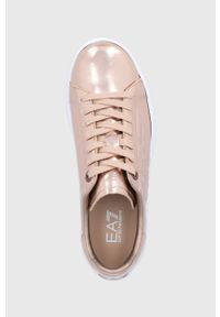 EA7 Emporio Armani Buty skórzane kolor złoty na płaskiej podeszwie. Nosek buta: okrągły. Zapięcie: sznurówki. Kolor: złoty. Materiał: skóra. Obcas: na płaskiej podeszwie