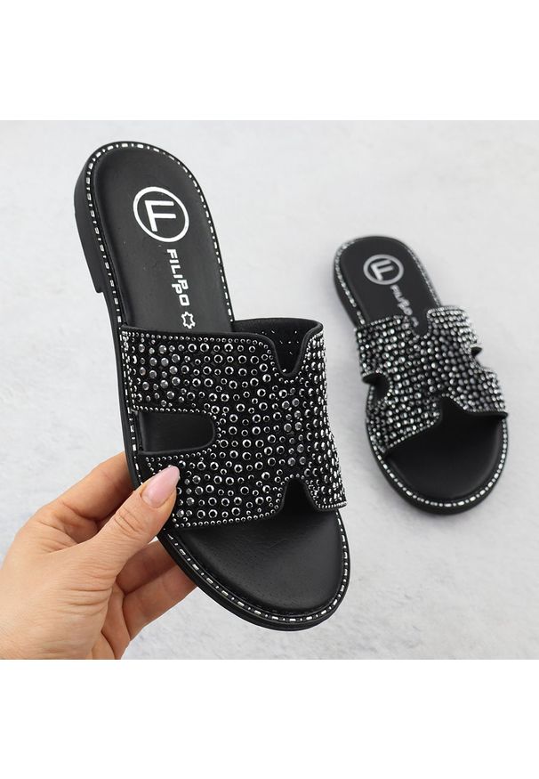 Klapki damskie z cyrkoniami czarne Filippo DK6973. Okazja: na co dzień. Kolor: czarny. Materiał: tkanina. Styl: elegancki, casual