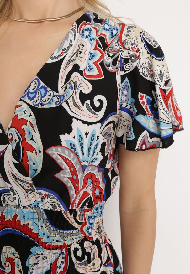 Born2be - Czarna Sukienka Bawełniana Rozkloszowana z Kopertowym Dekoltem we Wzór Paisley Varissa. Typ kołnierza: dekolt w kształcie V. Kolor: czarny. Materiał: bawełna. Długość rękawa: krótki rękaw. Wzór: paisley. Typ sukienki: kopertowe