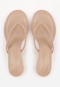 Born2be - Ciemnobeżowe Klapki Japonki na Obcasie Typu Kaczuszka Livnara. Okazja: na co dzień. Kolor: beżowy. Materiał: len. Obcas: na obcasie. Styl: casual, elegancki. Wysokość obcasa: średni #4