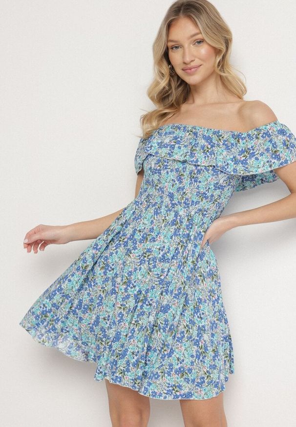 Born2be - Niebieska Sukienka z Bawełny Typu Hiszpanka z Falbankami w Kwiaty Aenne. Okazja: na imprezę, na spacer. Typ kołnierza: dekolt hiszpanka, kołnierz z falbankami. Kolor: niebieski. Materiał: bawełna. Wzór: kwiaty. Sezon: lato. Styl: elegancki