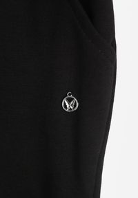 Renee - Czarne Sportowe Spodnie Typu Jogger High Waist ze Ściągaczem w Talii Isirona. Okazja: na co dzień. Stan: podwyższony. Kolor: czarny. Długość: krótkie. Styl: sportowy #4