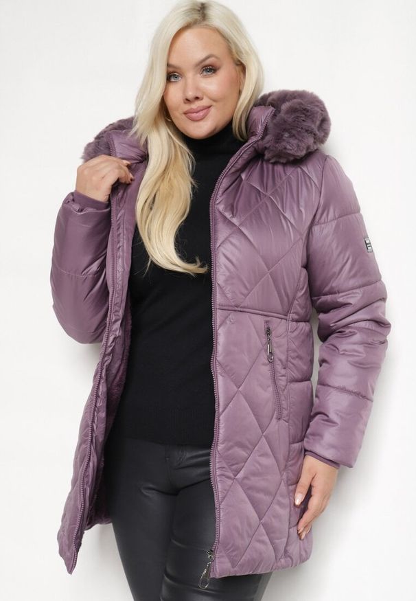 Born2be - Ciemnofioletowa Kurtka Pikowana z Kapturem Futerkiem i Ściągaczami przy Rękawach Ravindelle. Okazja: na co dzień. Typ kołnierza: kaptur. Kolekcja: plus size. Kolor: fioletowy. Długość: długie. Materiał: futro. Długość rękawa: długi rękaw. Sezon: zima. Styl: casual