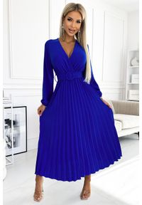Numoco - Chabrowa Sukienka z Dekoltem i Szerokim Paskiem. Kolor: niebieski. Materiał: poliester #1