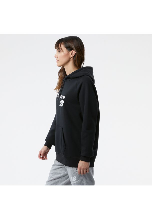 Bluza damska New Balance WT03810BK – czarna. Typ kołnierza: kaptur. Kolor: czarny. Materiał: bawełna, tkanina