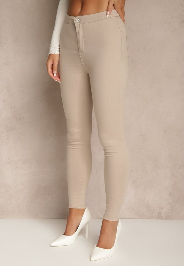 Renee - Beżowe Spodnie z Bawełny o Kroju Skinny Irivella. Okazja: na spotkanie biznesowe. Stan: podwyższony. Kolor: beżowy. Materiał: bawełna. Styl: biznesowy, elegancki