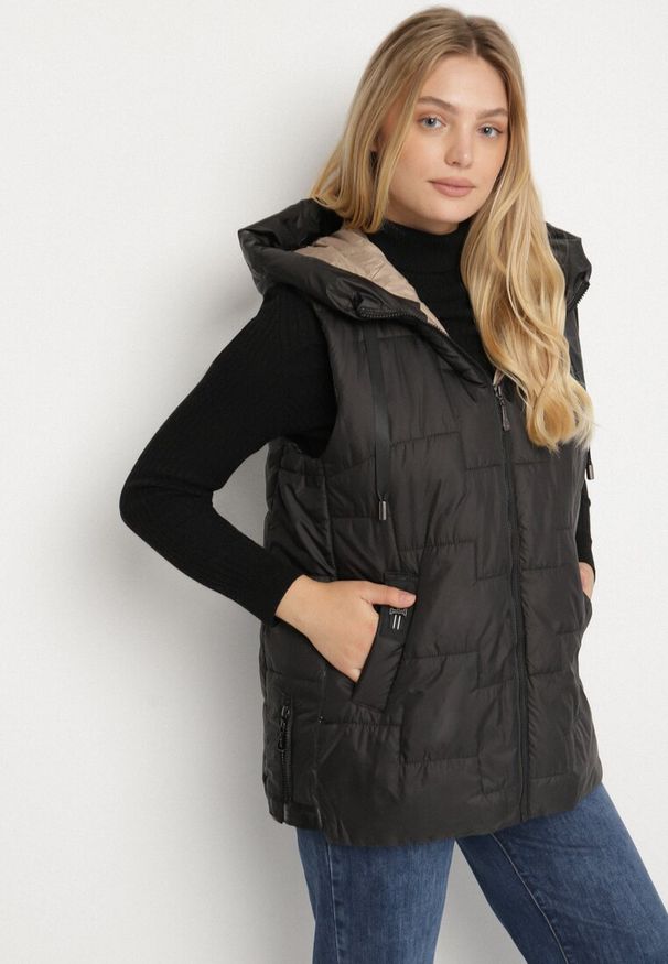 Born2be - Czarna Pikowana Kamizelka z Kapturem i Sznurkami Imvila. Okazja: na co dzień. Typ kołnierza: kaptur. Kolor: czarny. Materiał: jeans. Wzór: aplikacja. Styl: casual, klasyczny, elegancki