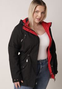 Born2be - Czarno-Czerwona Dwustronna Kurtka Przejściowa w Stylu Parki z Kapturem Tidala. Okazja: na co dzień. Typ kołnierza: kaptur. Kolekcja: plus size. Kolor: czarny. Materiał: materiał, jeans, poliester. Wzór: aplikacja. Styl: klasyczny, casual #8