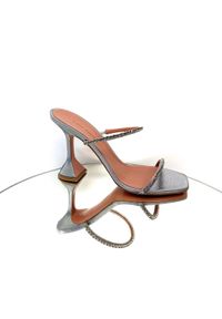 AMINA MUADDI - Srebrne sandały z kryształami Gilda. Zapięcie: pasek. Kolor: srebrny. Materiał: jedwab, materiał, satyna. Wzór: paski. Obcas: na obcasie. Styl: wizytowy. Wysokość obcasa: średni #8