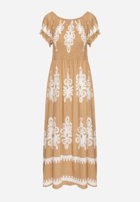 Born2be - Ciemnobeżowa Sukienka o Kroju Hiszpanki Zdobiona Orientalnym Wzorem Aravine. Okazja: na co dzień. Typ kołnierza: dekolt hiszpanka. Kolor: beżowy. Materiał: jeans. Długość rękawa: krótki rękaw. Wzór: aplikacja. Sezon: lato. Styl: casual, elegancki #5
