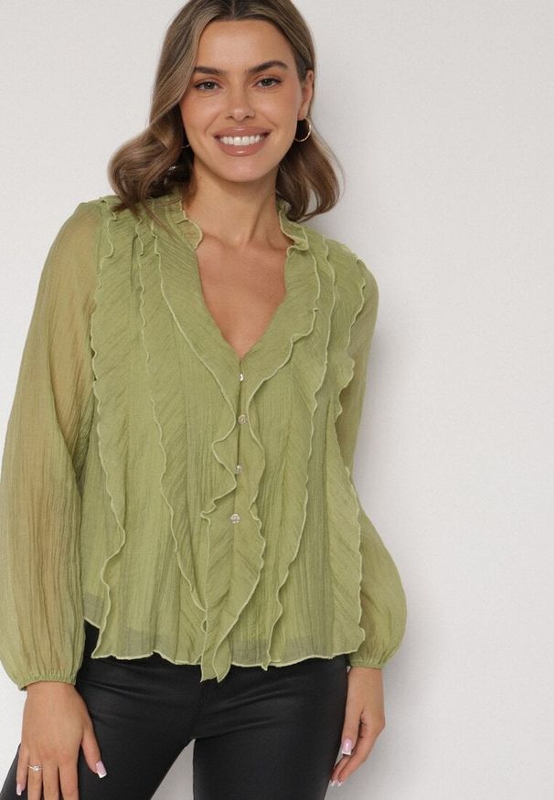 Born2be - Zielona Bluzka Koszulowa z Dekoltem w Serek Zdobiona Falbankami Nailiphis. Okazja: na co dzień, do pracy, na spotkanie biznesowe. Typ kołnierza: dekolt w serek, kołnierz z falbankami. Kolor: zielony. Materiał: jeans. Wzór: aplikacja. Styl: biznesowy, klasyczny, casual, elegancki