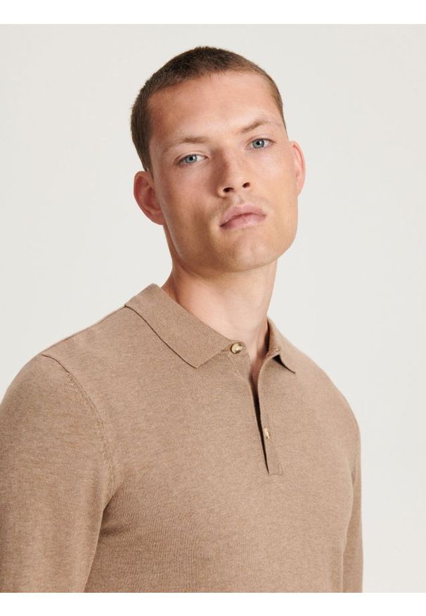 Reserved - Bawełniany longsleeve polo - beżowy. Typ kołnierza: polo. Kolor: beżowy. Materiał: bawełna. Długość rękawa: długi rękaw