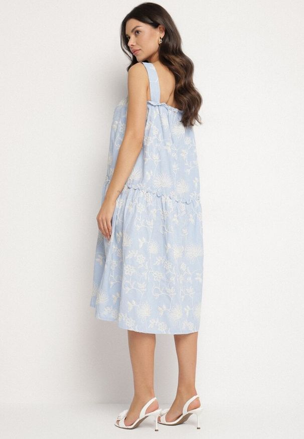 Born2be - Niebieska Bawełniana Sukienka w Kwiaty Ozdobiona Marszczeniem Lilinoa. Okazja: na spacer, na co dzień. Kolor: niebieski. Materiał: bawełna. Długość rękawa: na ramiączkach. Wzór: aplikacja, kwiaty. Sezon: lato. Typ sukienki: proste. Styl: casual, elegancki