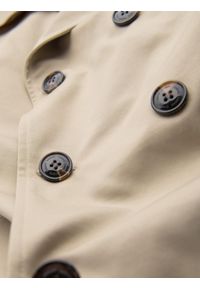 Ombre Clothing - Elegancki męski płaszcz trencz SLIM FIT z paskiem – beżowy V1. Kolor: beżowy. Materiał: tkanina, poliester, materiał. Wzór: gładki. Styl: elegancki #9