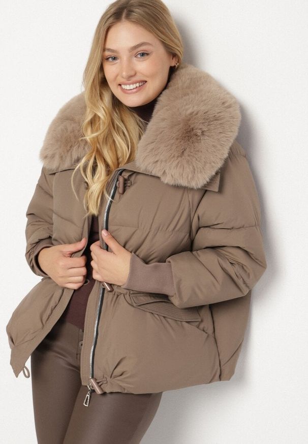 Born2be - Brązowa Puchowa Kurtka Pikowana z Futrzanym Kołnierzem Lanivela. Okazja: na spotkanie biznesowe, do pracy, na co dzień. Kolekcja: plus size. Kolor: brązowy. Materiał: puch, futro. Styl: biznesowy, casual