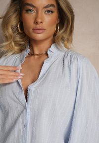 Renee - Jasnoniebieska Koszula z Bawełny Ozdobiona Falbanką przy Szyi Terissea. Okazja: na spotkanie biznesowe, na co dzień. Kolor: niebieski. Materiał: bawełna. Wzór: aplikacja. Styl: klasyczny, casual, biznesowy