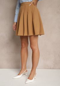 Renee - Beżowa Spódnica z Wiskozą o Rozkloszowanym Kroju z Plisami i Gumką w Pasie w Stylu Preppy Iliola. Okazja: na co dzień. Kolor: brązowy. Materiał: wiskoza. Styl: elegancki, casual