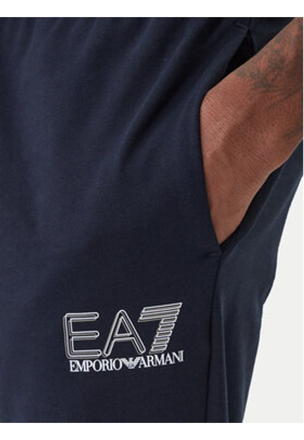EA7 Emporio Armani Dres 7M001318 AF13512 UB102 Granatowy Regular Fit. Kolor: niebieski. Materiał: bawełna
