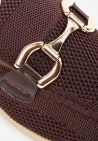 Renee - Brązowe Klapki Mule Ozdobione Klamrą Peromela. Okazja: na co dzień. Kolor: brązowy. Materiał: dzianina. Wzór: aplikacja. Styl: elegancki, casual #4