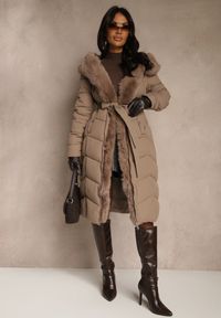 Renee - Ciemnobeżowa Kurtka z Pikowanymi Przeszyciami Futerkiem i Paskiem Serapella. Okazja: na spacer, na imprezę. Kolor: beżowy. Materiał: futro #1
