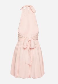 Born2be - Jasnoróżowa Sukienka o Bufiastym Kroju z Wiązaniem i Dekoltem Halter Alandoria. Typ kołnierza: dekolt halter. Kolor: różowy. Materiał: tkanina. Sezon: lato. Styl: klasyczny