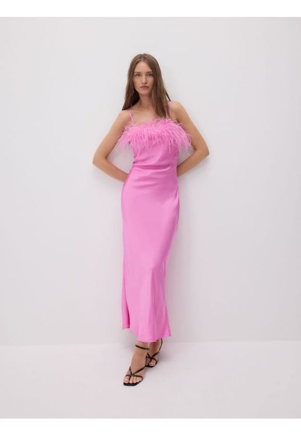Reserved - Satynowa sukienka z naturalnymi piórami - różowy. Kolor: różowy. Materiał: satyna