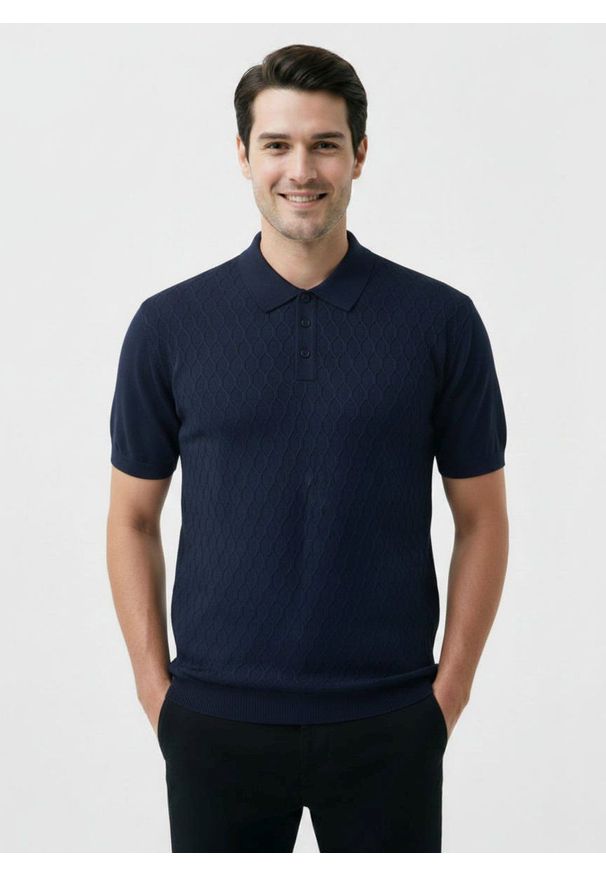 Dzianinowa, Męska Koszulka Polo - Brave Soul - Granatowa. Okazja: na co dzień. Typ kołnierza: polo. Kolor: niebieski. Materiał: wiskoza, poliamid. Sezon: wiosna, lato. Styl: casual