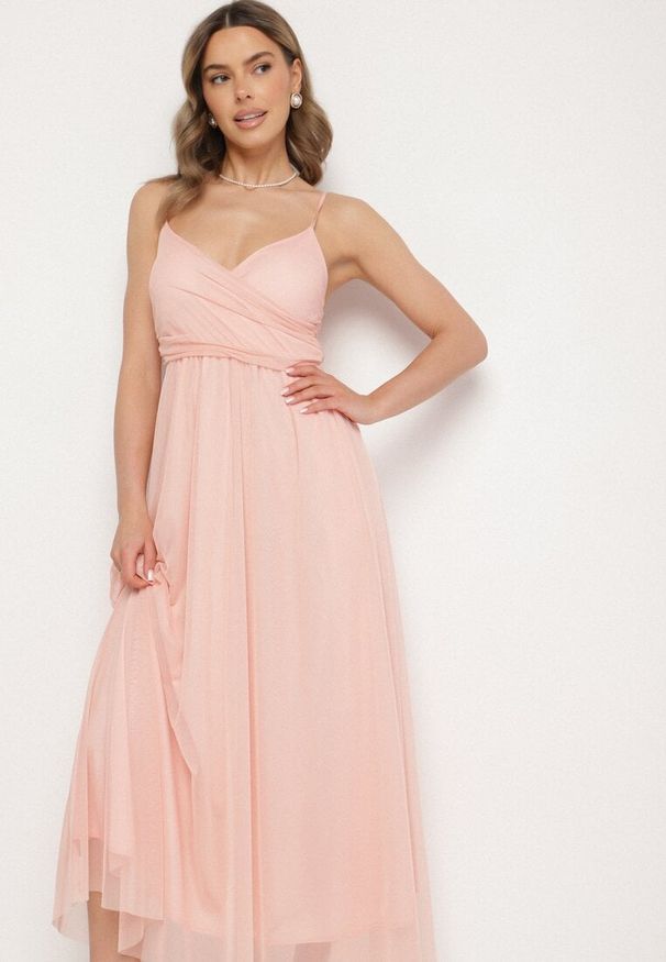 Born2be - Różowa Sukienka Koktajlowa z Tiulową Siateczką Devinae. Okazja: na co dzień, na imprezę. Typ kołnierza: dekolt w kształcie V. Kolor: różowy. Materiał: tiul. Długość rękawa: na ramiączkach. Sezon: lato. Styl: wizytowy