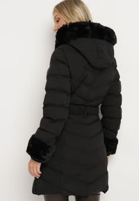 Born2be - Czarna Pikowana Kurtka Zimowa z Paskiem i Futerkowymi Obszyciami z Możliwością Odpięcia Hedirra. Okazja: na co dzień. Kolor: czarny. Materiał: jeans. Sezon: zima. Styl: casual, elegancki #6