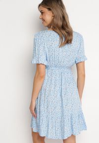 Born2be - Niebieska Sukienka Mini z Wiskozy Ozdobiona Falbanką w Kwiatowy Wzór Ravenina. Okazja: na co dzień, na randkę. Kolor: niebieski. Materiał: wiskoza. Wzór: aplikacja, kwiaty. Typ sukienki: proste. Styl: casual. Długość: mini #4
