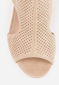 Renee - Ciemnobeżowe Sandały Vices na Słupkowym Obcasie z Ażurową Cholewką i Skórzaną Wkładką Obenea. Nosek buta: otwarty. Zapięcie: pasek. Kolor: beżowy. Materiał: skóra. Wzór: ażurowy. Obcas: na obcasie. Styl: elegancki. Wysokość obcasa: średni #3