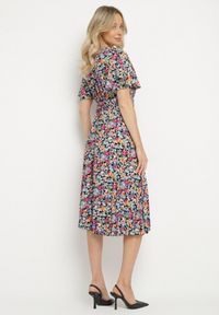 Born2be - Czarna Rozkloszowana Sukienka w Kwiaty z Kopertowym Dekoltem Plisowana Lanasira. Kolor: czarny. Wzór: kwiaty. Typ sukienki: kopertowe #6