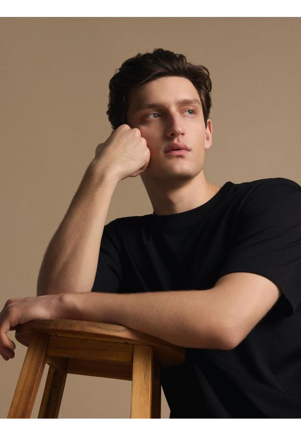 Reserved - T-shirt regular z interlokowym splotem - czarny. Kolor: czarny. Materiał: dzianina. Wzór: ze splotem