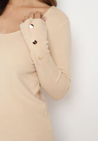 Born2be - Jasnobeżowy Sweter z Dekoltem V i Ozdobnymi Guzikami na Rękawach Atterisa. Okazja: na spotkanie biznesowe, do pracy, na co dzień. Typ kołnierza: dekolt w kształcie V. Kolor: beżowy. Materiał: jeans. Długość rękawa: długi rękaw. Długość: długie. Wzór: aplikacja. Styl: biznesowy, casual