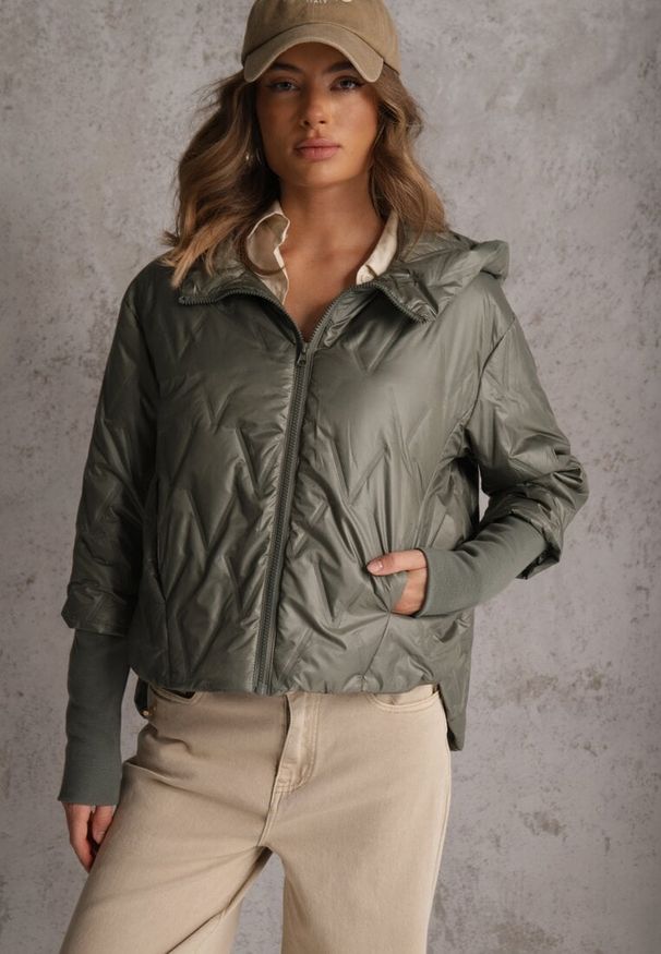 Renee - Zielona Pikowana Kurtka z Kapturem z Materiałem na Rękawach Grigoria. Okazja: na co dzień. Typ kołnierza: kaptur. Kolor: zielony. Materiał: materiał. Długość rękawa: długi rękaw. Styl: casual, elegancki