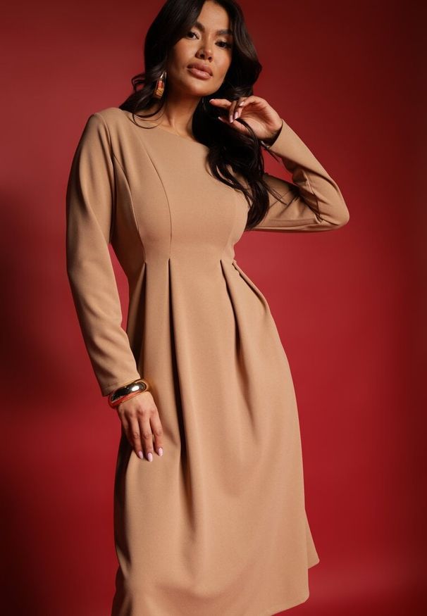 Renee - Ciemnobeżowa Rozkloszowana Sukienka w Eleganckim Stylu Temilissa. Okazja: na imprezę, na co dzień, na spotkanie biznesowe. Kolor: beżowy. Typ sukienki: rozkloszowane. Styl: elegancki