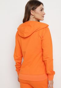 Born2be - Pomarańczowa Bluza z Kapturem i Suwakiem oraz Metaliczną Ozdobą Naveja. Okazja: na co dzień. Typ kołnierza: kaptur. Kolor: pomarańczowy. Materiał: jeans. Długość rękawa: długi rękaw. Długość: długie. Wzór: aplikacja. Styl: sportowy, casual #4