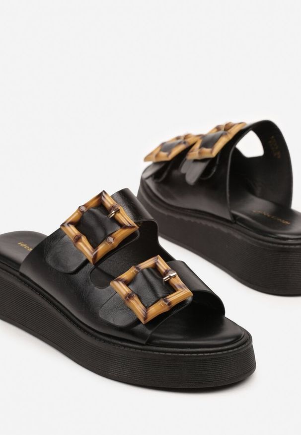 Born2be - Czarne Klapki na Grubej Podeszwie z Paskami z Klamrami Imitującymi Drewno Nilasina. Okazja: na plażę, na co dzień. Kolor: czarny. Styl: casual