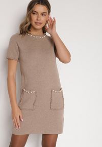 Born2be - Beżowa Trapezowa Sukienka Sweterkowa Ozdobiona Perełkami Eletusa. Okazja: na co dzień. Kolor: beżowy. Wzór: aplikacja. Typ sukienki: trapezowe. Styl: casual, elegancki. Długość: midi #3